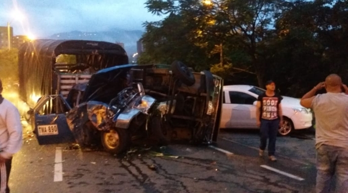 Imágenes del choque de varios vehiculos en Medellín
