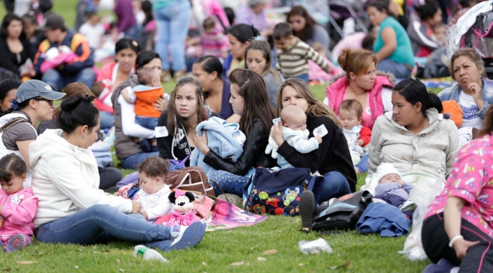 Mamás y bebés en Bogotá participando de la Tetatón