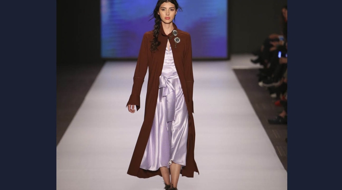 Bettina Spitz destacó en la pasarela por su combinación juvenil y elegancia.