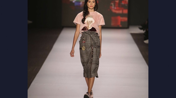 Los cuadros, las telas planas y las mangas acampanadas fueron implementadas en 21 looks.