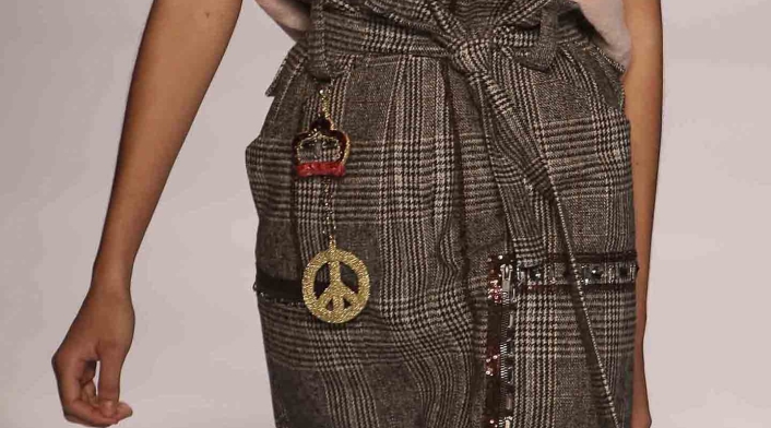 Algunas prendas lucieron accesorios y detalles en lentejuelas y brillantes.