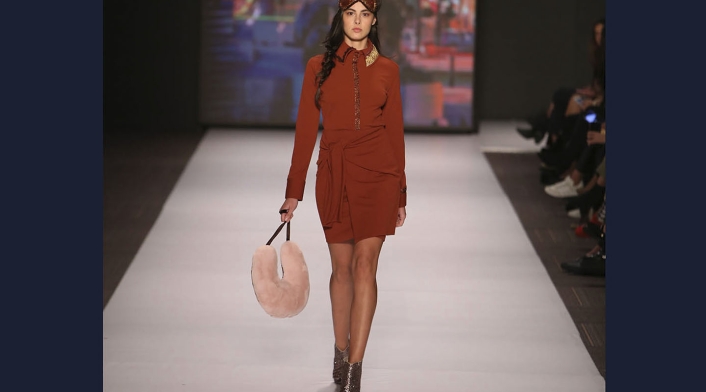 La elegancia y la irreverencia juvenil marcaron huella en la pasarela de la diseñadora colombo-alemana.