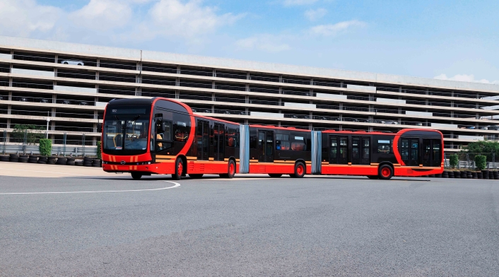 El primer autobús biarticulado 100% eléctrico del mundo