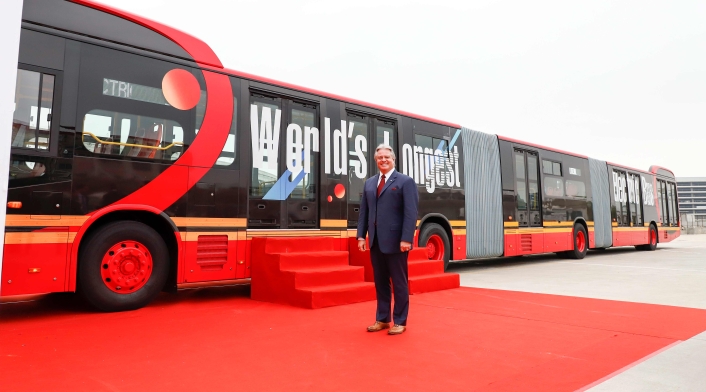 El primer autobús biarticulado 100% eléctrico del mundo