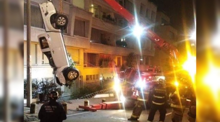 Camioneta accidentada en la Avenida Circunvalar.