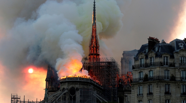 La Catedral de Notre Dame de París incendiándose, el 15 de abril de 2019