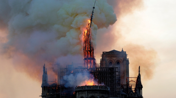 La Catedral Notre Dame de París bajo las llamas, el 15 de abril de 2019