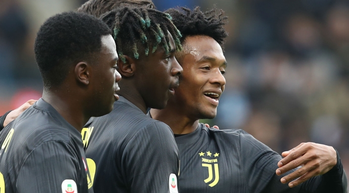 Moise Kean (centro), Paolo Gozzi y Juan Cuadrado tras celebrar el gol del primero ante el Spal, en el Estadio Paolo Mazza stadium de Ferrara