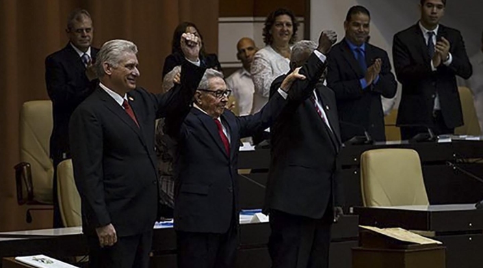 Miguel Díaz-Canel junto a Raúl Castro Miguel Díaz-Canel junto a Raúl Castro