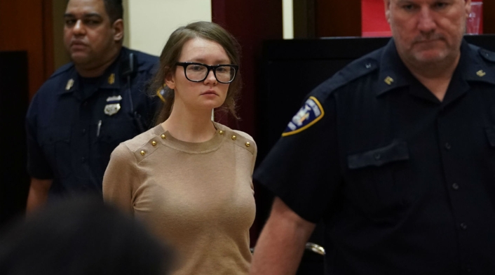 Anna Sorokin cuando es presentada ante la justicia de Nueva York