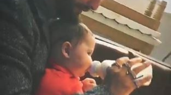 Maluma dándole biberón a un bebé