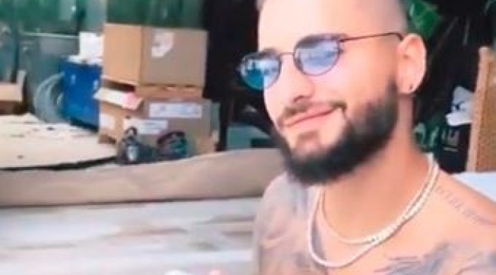 Maluma dándole biberón a la bebé de Dim de Piso 21