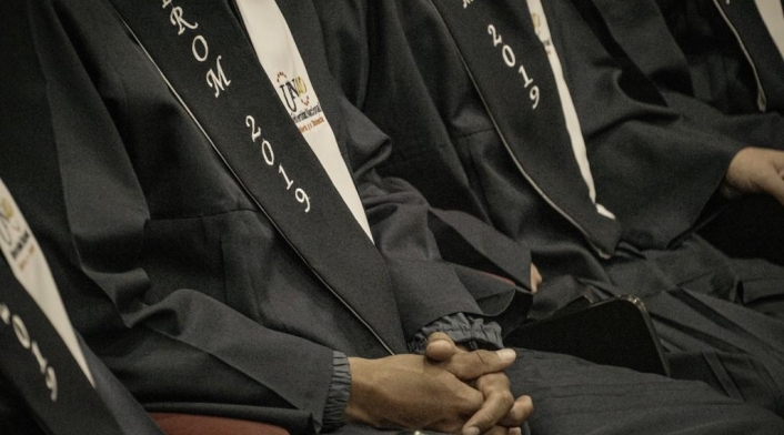 Excombatientes obteniendo el título de bachiller académico.