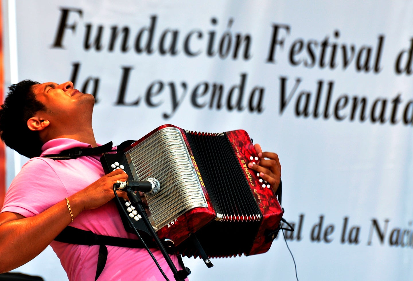 Un acordeonero participando en el Festival de la Leyenda Vallenata Un acordeonero participando en el Festival de la Leyenda Vallenata