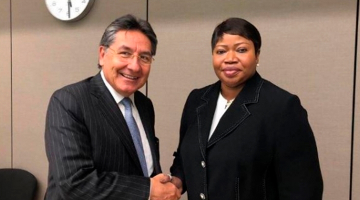 El fiscal Néstor Humberto Martínez con Fatou Bensouda, fiscal de la CPI, en La Haya El fiscal Néstor Humberto Martínez con Fatou Bensouda, fiscal de la CPI, en La Haya