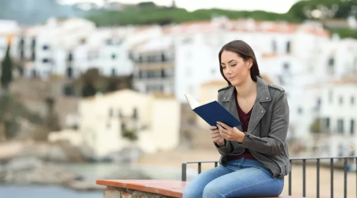 Una joven estudiando en el exterior