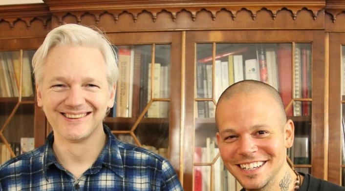 Julian Assange y Residente