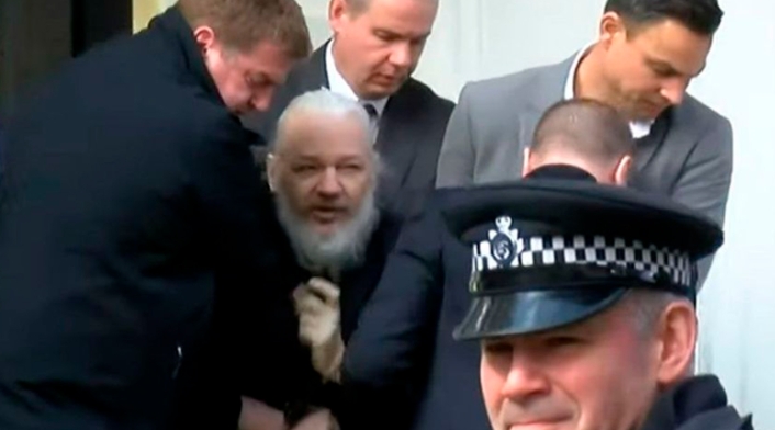 Julian Assange, fundador de Wikileaks, tras ser sacado de la embajada de Ecuador en Londres