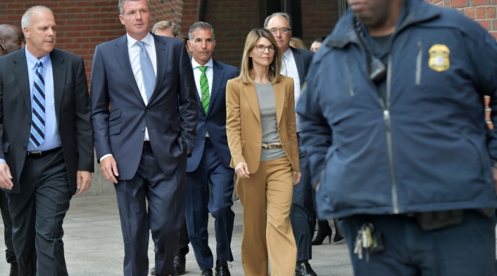 Lori Loughlin acusada de lavado de dinero.
