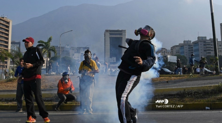 El ataque con bombas lacrimógenas se registró en la base militar La Carlota. El ataque con bombas lacrimógenas se registró en la base militar La Carlota.
