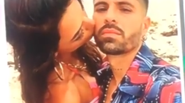 Mike Bahía recibe beso otra mujer