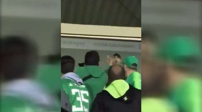 José Fernando Salazar, discutiendo fuertemente con varios hinchas de Atlético Nacional,