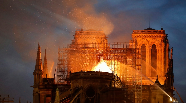 La Catedral de Notre Dame de París en medio de las llamas