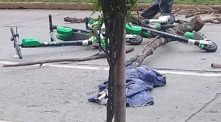 Patinetas dañadas durante protesta de encapuchados en Cali.