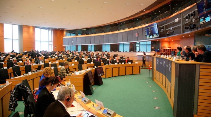 El senador Gustavo Petro (a la derecha) en el Parlamento Europeo, en Bruselas (Bélgica)