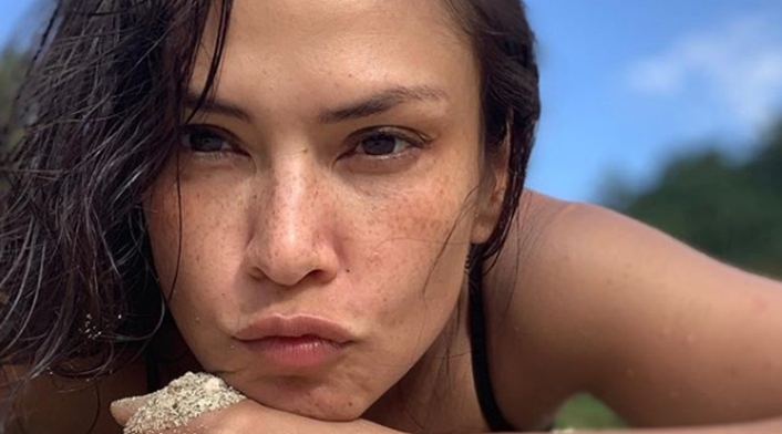 La famosa actriz compartió un video en redes sociales donde aparece nadando desnuda.
