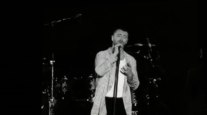 El cantante abrió el concierto con el tema 'Dancing with a Stranger'