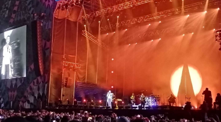 El cantante cambió su atuendo para interpretar su reciente trabajo titulado 'Promises'.