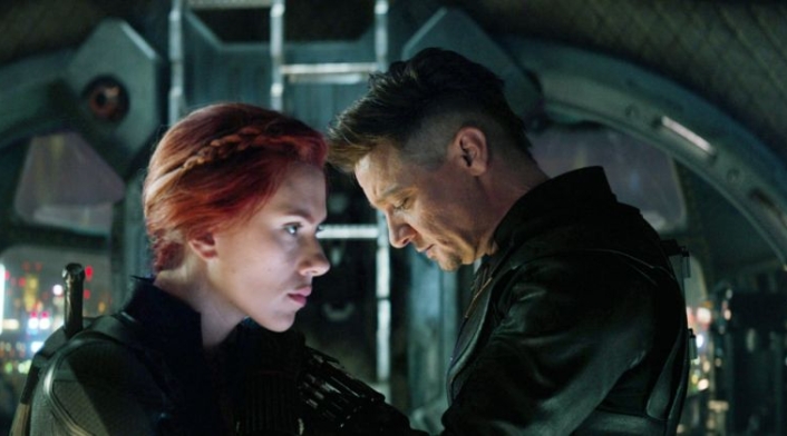 Scarlett Johansson, la Viuda Negra, junto a Jeremy Renner, ojo de halcón