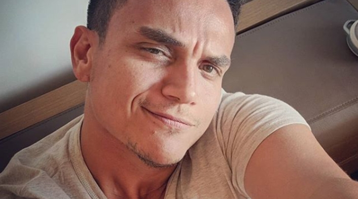 El cantante fue criticado por sus seguidores, debido a una imagen que publicó casi mostrando sus partes íntimas