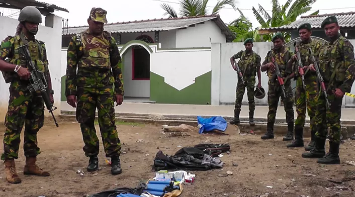 Soldados de Sri Lanka con explosivos incautados