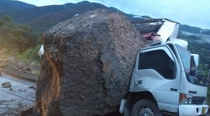 Caida de rocas en la vía Susacón Soatá en Boyacá