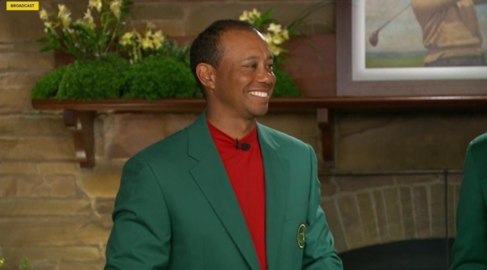 Tiger Woods con la chaqueta verde de campeón del Masters de Augusta