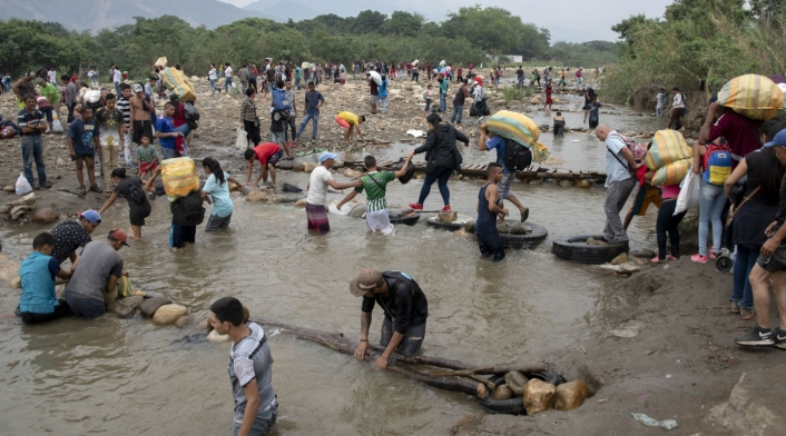 Venezolanos cruzando la frontera por el río Venezolanos cruzando la frontera por el río