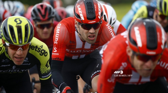 Tom Dumoulin se cayó y quedó fuera de la pelea por el título del Giro.