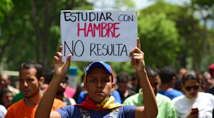 Joven venezolano protestando