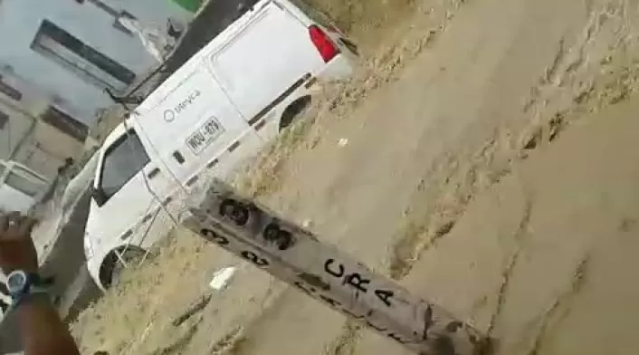 Vehículo arrastrado por un arroyo en Barranquilla