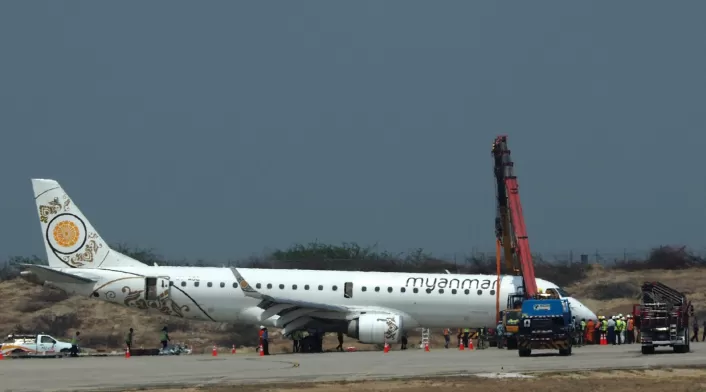 Avión aterriza sin las ruedas delanteras