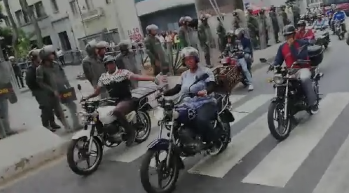 Colectivos afines a Nicolás Maduro amenazaron a periodistas en la AN