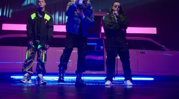Los famosos cantantes se unieron a la nueva promesa musical para derrochar talento en esta canción. Los famosos cantantes se unieron a la nueva promesa musical para derrochar talento en esta canción.