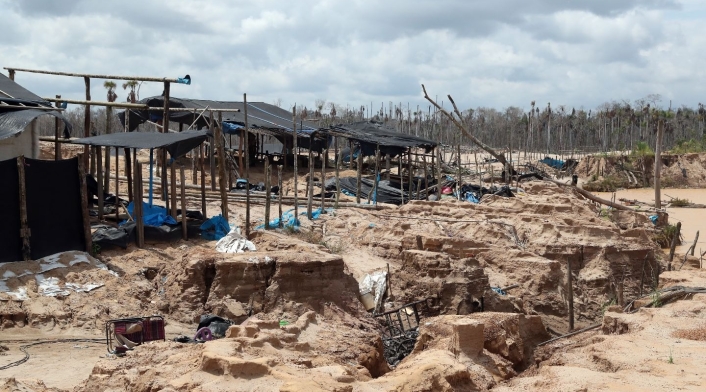 Deforestación en Madre de Dios, Perú, por la minería ilegal Deforestación en Madre de Dios, Perú, por la minería ilegal