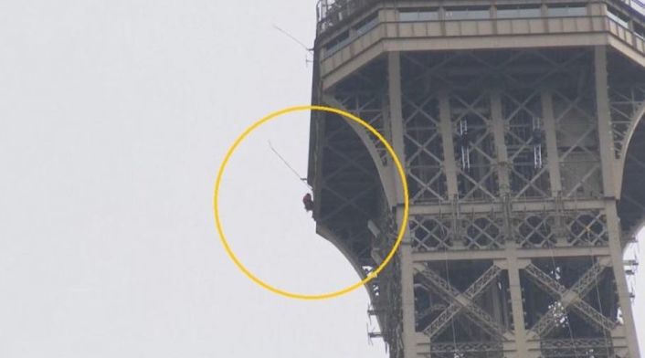 Cierra Torre Eiffel por hombre escalando