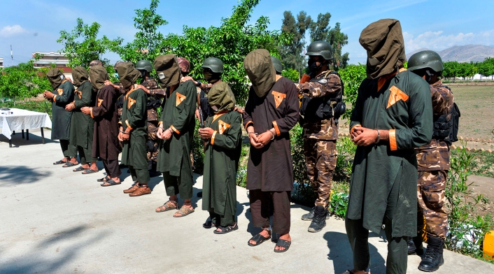 Miembros de las fuerzas de seguridad afganas respaldan a los presuntos combatientes del Estado Islámico en la provincia de Nangarhar, el 10 de abril de 2019