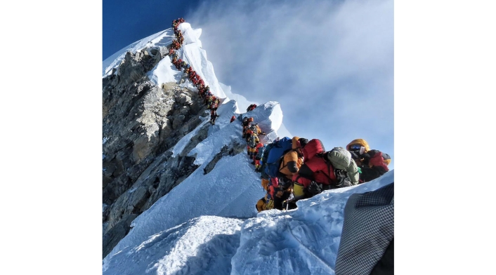 Fila de montañistas en el Everest