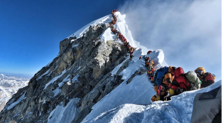 Largas filas de montañistas en el Everest