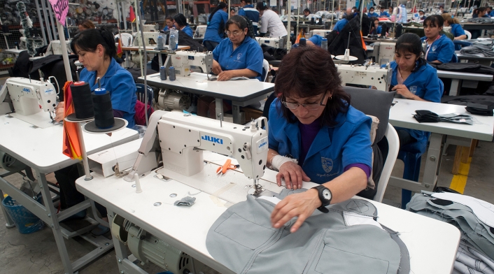 Empleados colombianos trabajando en una fábrica, en Bogotá